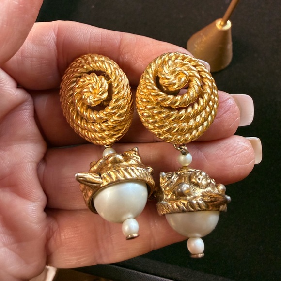 Trafari Jewelry - Vintage Trafari Drop style clip on earrings